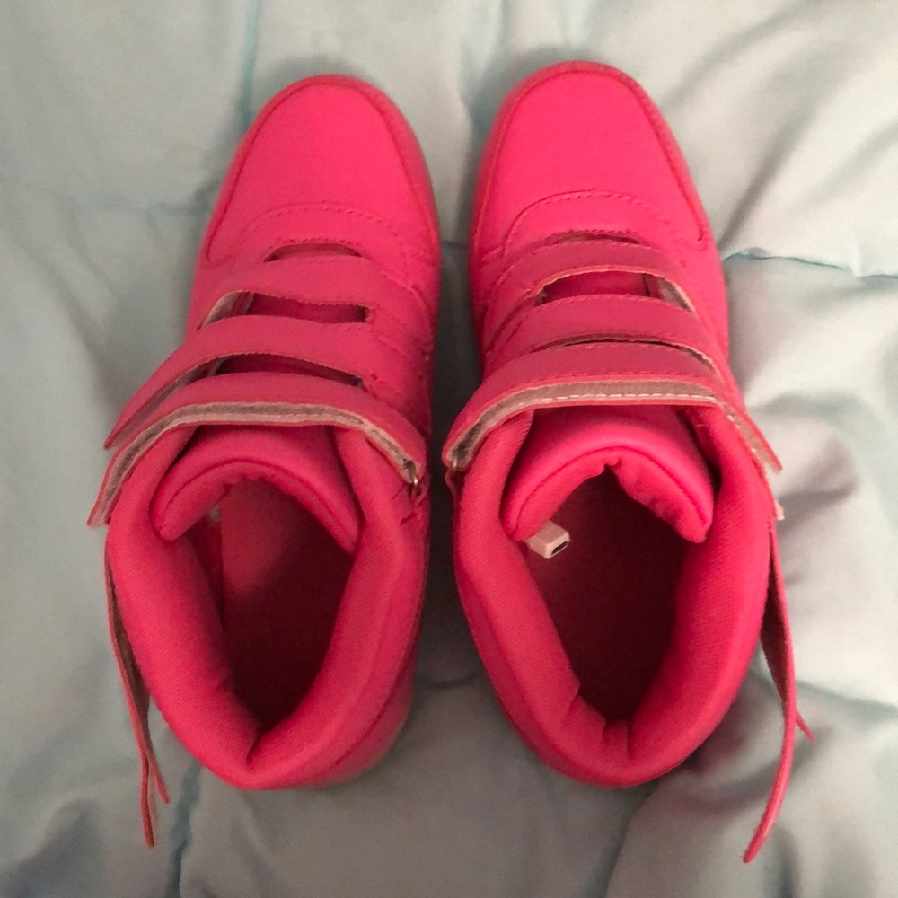 LED kid shoes with wings on the sides